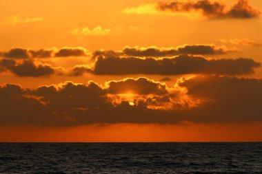 Güneş, Israil 'in kuzeyinde Akdeniz 'de ufukta 