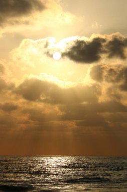 Güneş, Israil 'in kuzeyinde Akdeniz 'de ufukta 