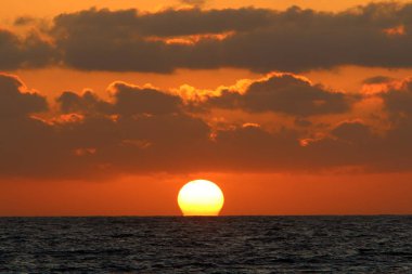 Güneş, Israil 'in kuzeyinde Akdeniz 'de ufukta 