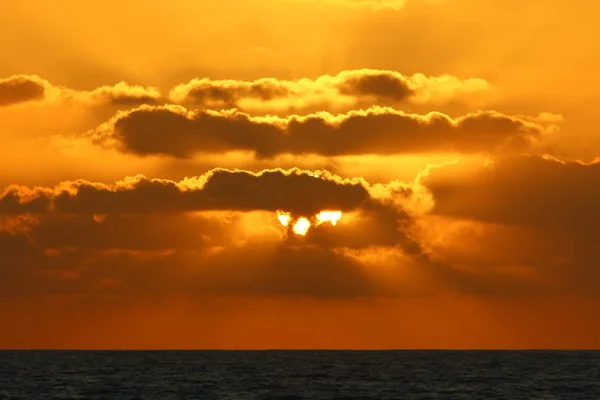 太阳落在以色列北部地中海的地平线上 — 图库照片
