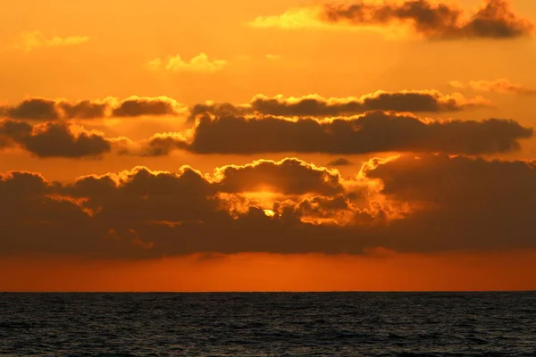 太阳落在以色列北部地中海的地平线上 — 图库照片