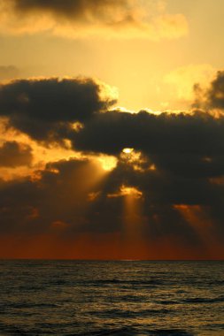 Güneş, Israil 'in kuzeyinde Akdeniz 'de ufukta 