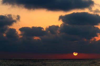 Güneş, Israil 'in kuzeyinde Akdeniz 'de ufukta 