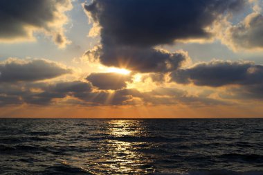 Güneş, Israil 'in kuzeyinde Akdeniz 'de ufukta 