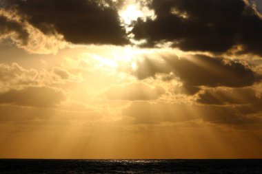 Güneş, Israil 'in kuzeyinde Akdeniz 'de ufukta 