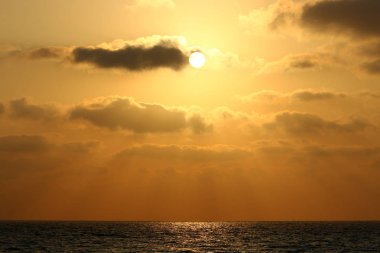 Güneş, Israil 'in kuzeyinde Akdeniz 'de ufukta 