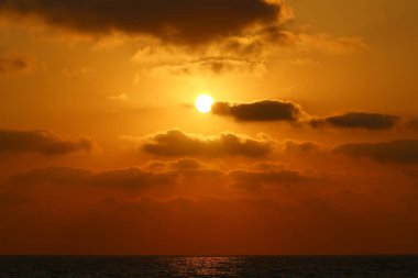 Güneş, Israil 'in kuzeyinde Akdeniz 'de ufukta 