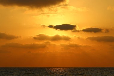 Güneş, Israil 'in kuzeyinde Akdeniz 'de ufukta 