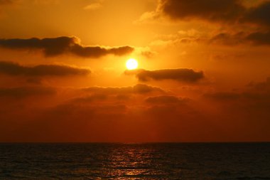 Güneş, Israil 'in kuzeyinde Akdeniz 'de ufukta 