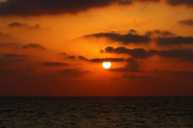 Güneş, Israil 'in kuzeyinde Akdeniz 'de ufukta 