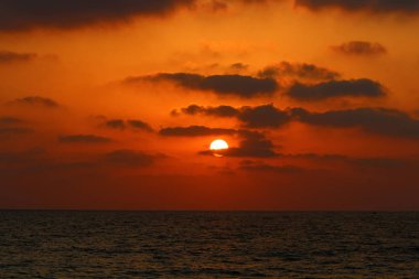 Güneş, Israil 'in kuzeyinde Akdeniz 'de ufukta 