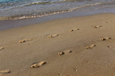 Israil Eyaleti kuzeyinde Akdeniz kıyılarında kum ayak izleri 