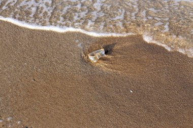 Israil Eyaleti kuzeyinde Akdeniz kıyılarında kum ayak izleri 