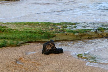 Israil Eyaleti kuzeyinde Akdeniz kıyılarında kum ayak izleri 