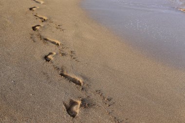 Israil Eyaleti kuzeyinde Akdeniz kıyılarında kum ayak izleri 