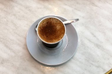 restoranda masada sıcak ve güçlü kahve 