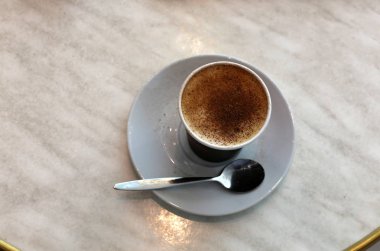 restoranda masada sıcak ve güçlü kahve 