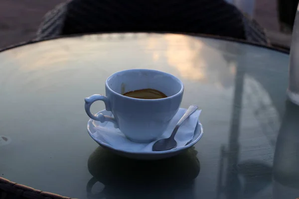 Auf Dem Tisch Restaurant Steht Heißer Und Starker Kaffee — Stockfoto