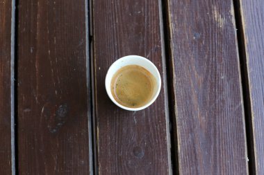 restoranda masada sıcak ve güçlü kahve 