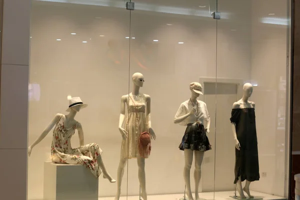 人体模型是在以色列的商店橱窗里 — 图库照片