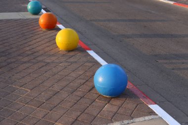 Kaldırım sokak şehir iki tarafında bulunan bir yaya geçit olduğunu. 