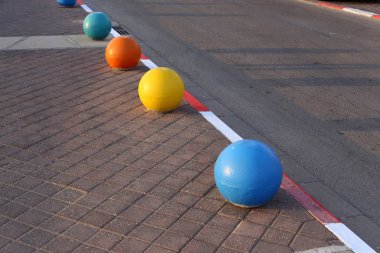 Kaldırım sokak şehir iki tarafında bulunan bir yaya geçit olduğunu. 