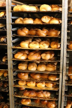 ekmek ve unlu mamuller mağazada satılmaktadır 