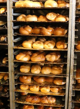 ekmek ve unlu mamuller mağazada satılmaktadır 