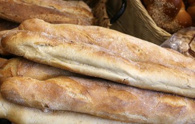 ekmek ve unlu mamuller mağazada satılmaktadır 