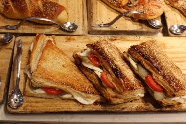 ekmek ve unlu mamuller mağazada satılmaktadır 