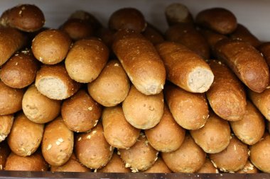 ekmek ve unlu mamuller mağazada satılmaktadır 