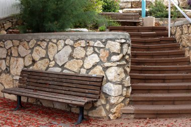 İsrail devletinin kuzeyinde Akdeniz kıyısında şehir parkında tezgah 