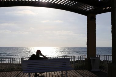 İsrail devletinin kuzeyinde Akdeniz kıyısında şehir parkında tezgah 