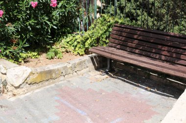 İsrail devletinin kuzeyinde Akdeniz kıyısında şehir parkında tezgah 