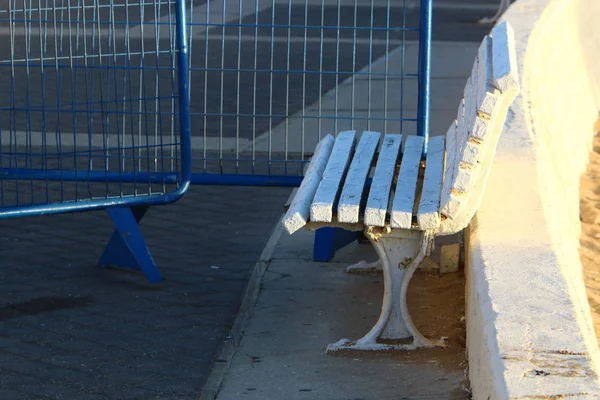 在以色列北部地中海沿岸的城市公园的长椅 — 图库照片