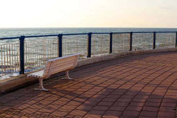 Panchina Nel Parco Cittadino Sulla Costa Mediterranea Nel Nord Dello — Foto Stock