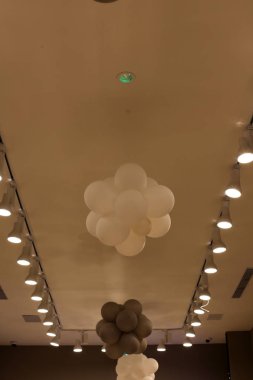 renkli balonlar kuzey İsrail'de deniz tarafından sahilde yalan 