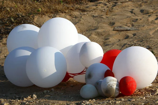 Färgglada Ballonger Ligger Stranden Vid Havet Norra Israel — Stockfoto