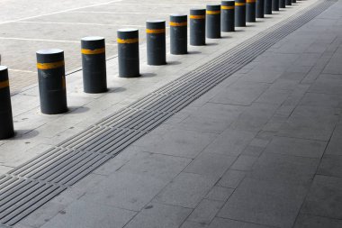 İsrail'de büyük bir şehrin sokaklarında inşaat ve mimari geometrik şekiller 