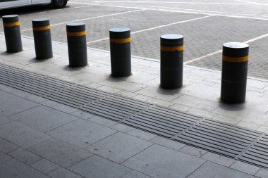 İsrail'de büyük bir şehrin sokaklarında inşaat ve mimari geometrik şekiller 