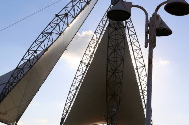 İsrail'de büyük bir şehrin sokaklarında inşaat ve mimari geometrik şekiller 