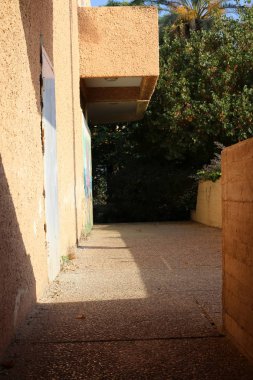 İsrail'de büyük bir şehrin sokaklarında inşaat ve mimari geometrik şekiller 