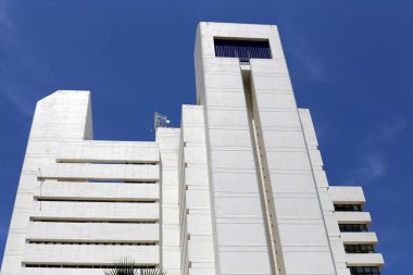 İsrail'de büyük bir şehrin sokaklarında inşaat ve mimari geometrik şekiller 