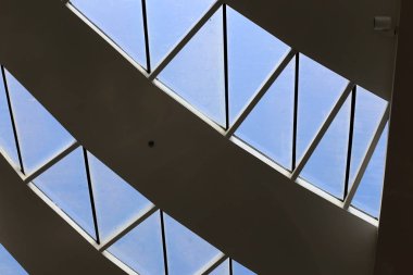 İsrail'de büyük bir şehrin sokaklarında inşaat ve mimari geometrik şekiller 