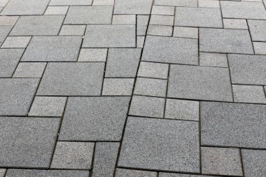 İsrail'de büyük bir şehrin sokaklarında inşaat ve mimari geometrik şekiller 