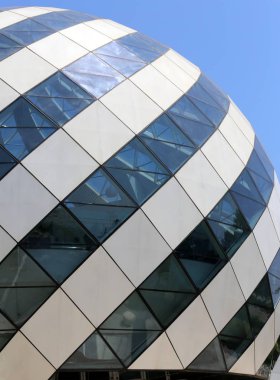 İsrail'de büyük bir şehrin sokaklarında inşaat ve mimari geometrik şekiller 