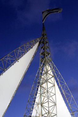 İsrail'de büyük bir şehrin sokaklarında inşaat ve mimari geometrik şekiller 