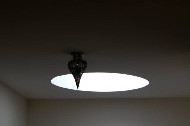 İsrail'de büyük bir şehrin sokaklarında inşaat ve mimari geometrik şekiller 