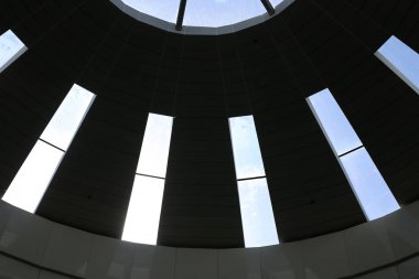 İsrail'de büyük bir şehrin sokaklarında inşaat ve mimari geometrik şekiller 