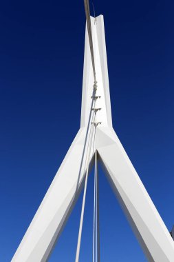 İsrail'de büyük bir şehrin sokaklarında inşaat ve mimari geometrik şekiller 